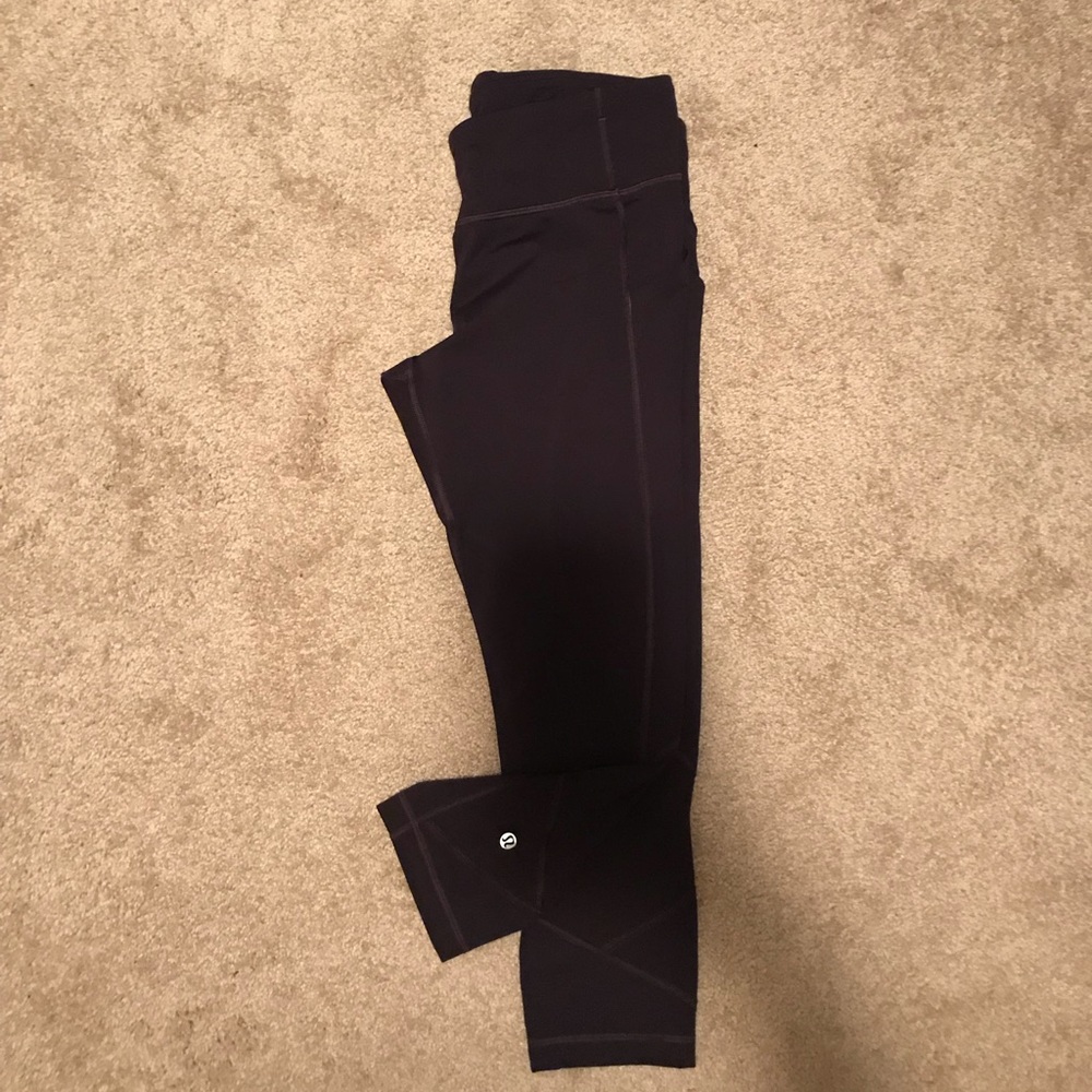Women’s Lululemon leggings.
